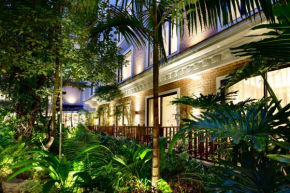 Hotel Thrive, A Tropical Courtyard